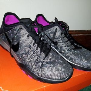 Nike free tr 6 mtlc tennis shoes